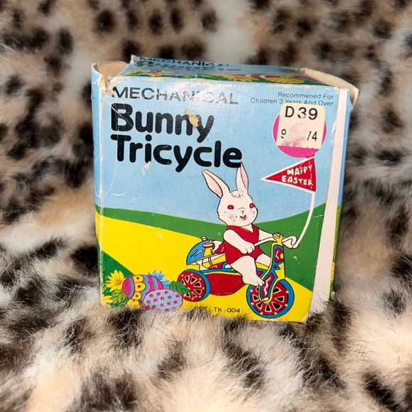 -Vintage 1986- Happy Easter Bunny on Tricycle with Bell and Windup Turn-Key - Picture 3 of 11
